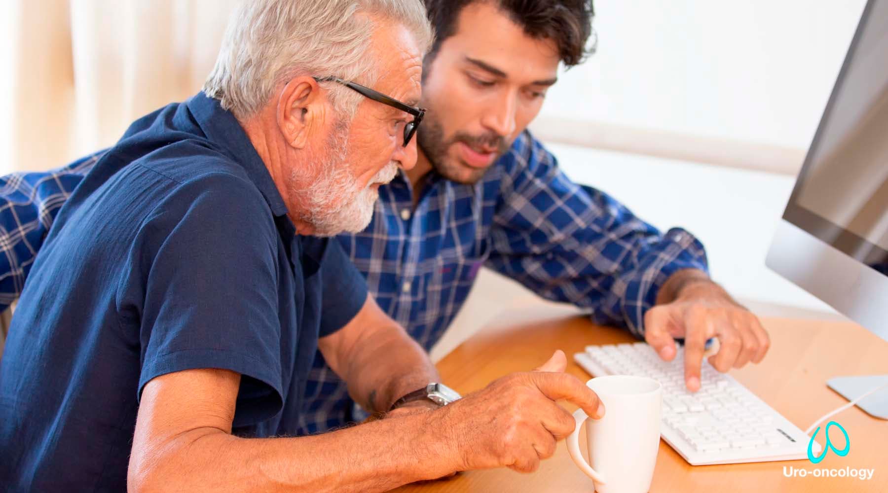 Paciente adulto mayor sonriendo tras chequeo preventivo renal