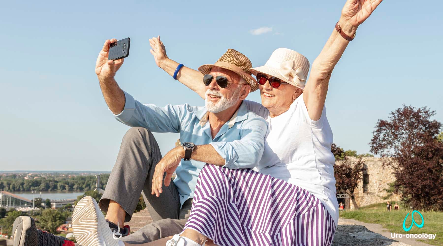 Paciente adulto mayor consultando con un especialista