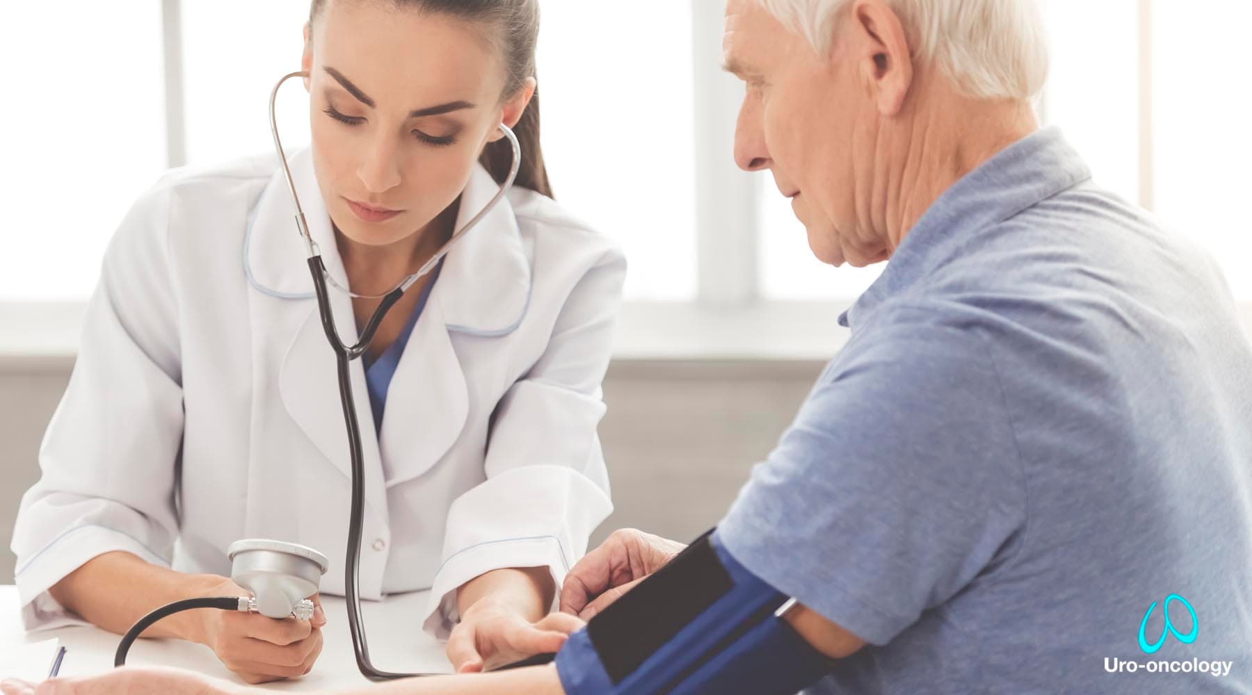 Hombre mayor sonriendo y disfrutando de un estado de salud óptimo