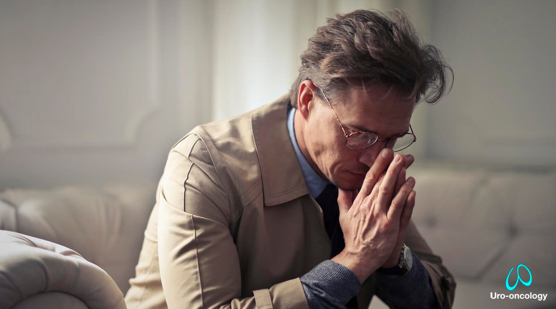 Médico dando diagnóstico de varicocele