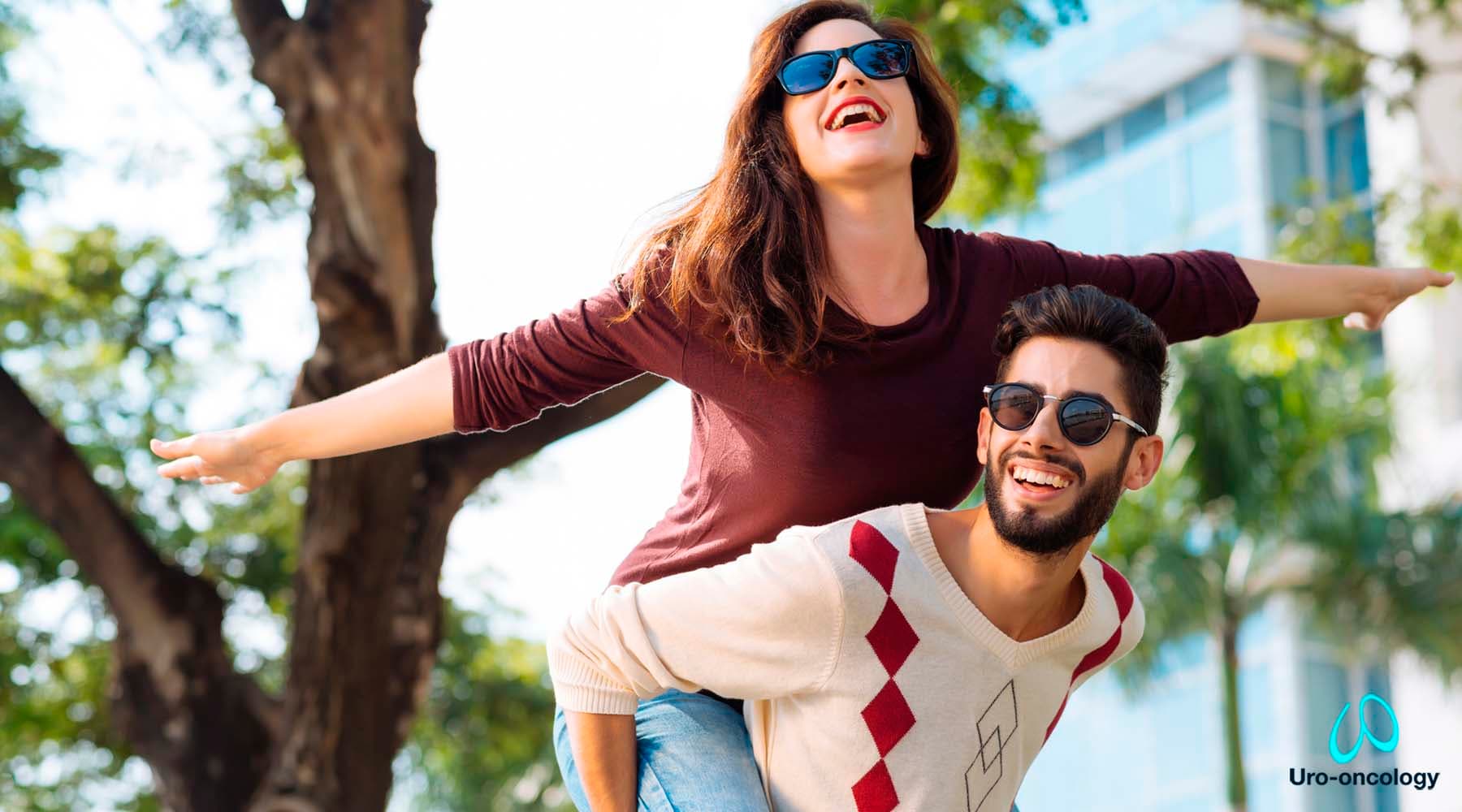 Hombre disfrutando de su paternidad satisfecha sin preocupaciones
