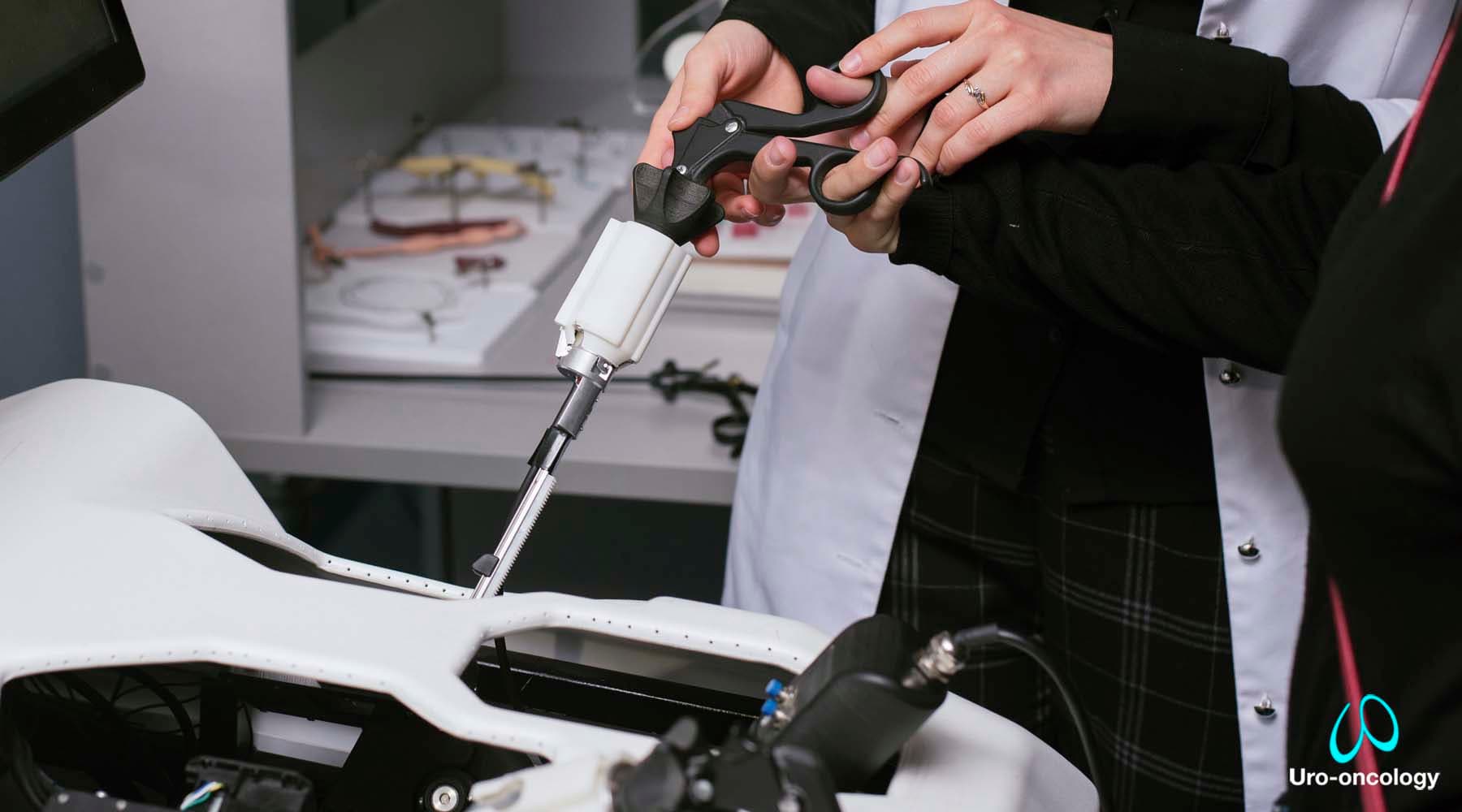 Cirujano observando monitor durante cirugía laparoscópica