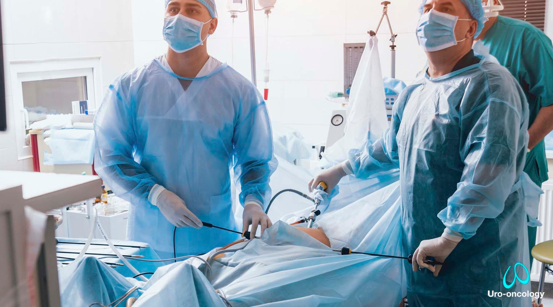 Instrumental laparoscópico moderno en quirófano