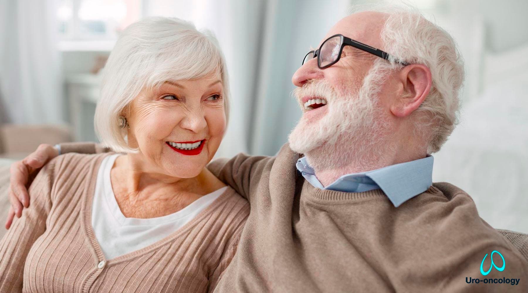 Paciente de urología sonriendo tras pronta recuperación
