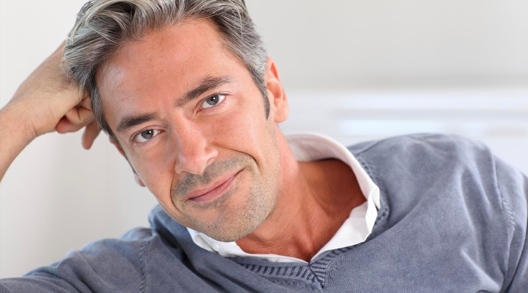 Hombre experimentando síntomas de crecimiento prostático